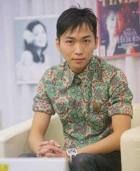 “青花”系虛擬時裝發布，設計師張馳和他的環保理念